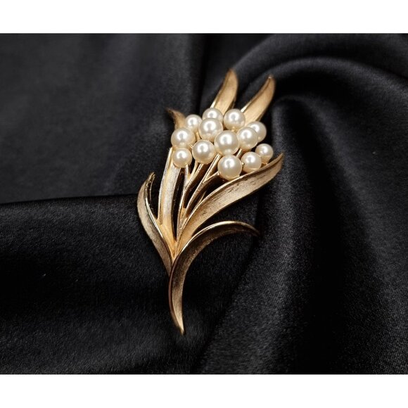 Vintage 1960s TRIFARI Signed Gold-Tone Brooch With Faux Pearl Floral Design - Picture 1 of 5